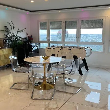 Beautiful Two Bedroom In With Parking *