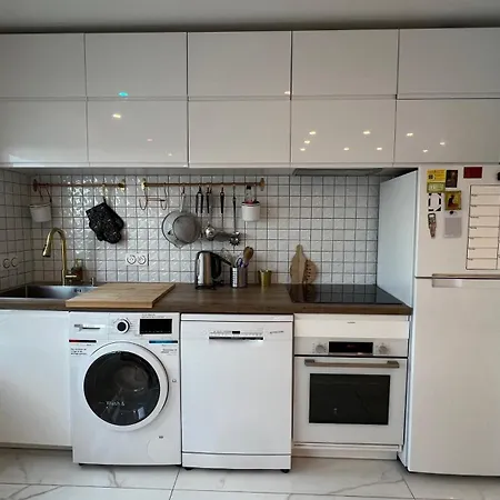 Apartment Beautiful Two Bedroom In With Parking *