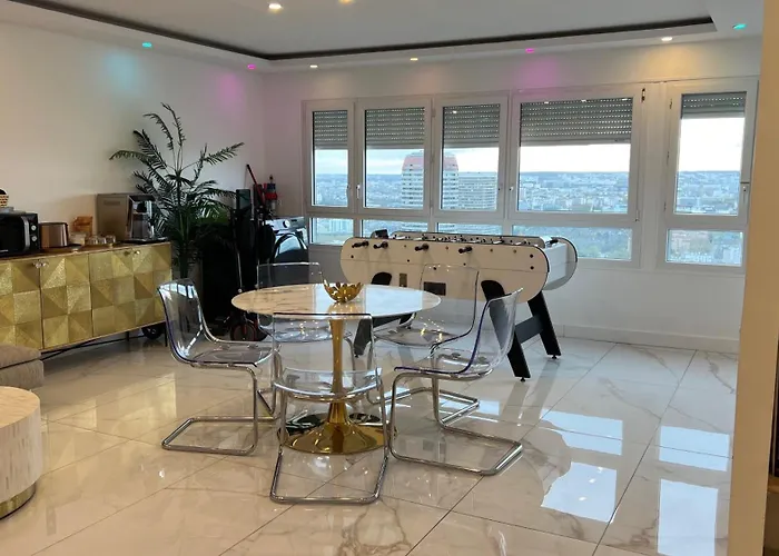 Beautiful Two Bedroom In With Parking *