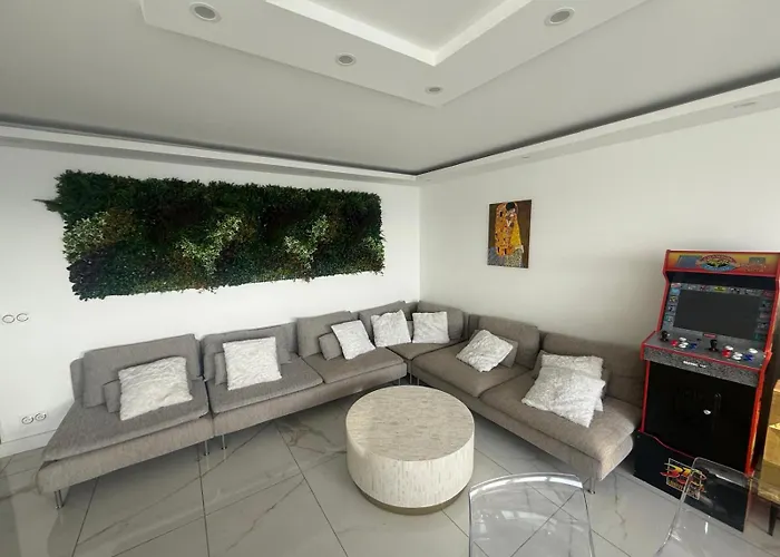 Beautiful Two Bedroom In With Parking Paris