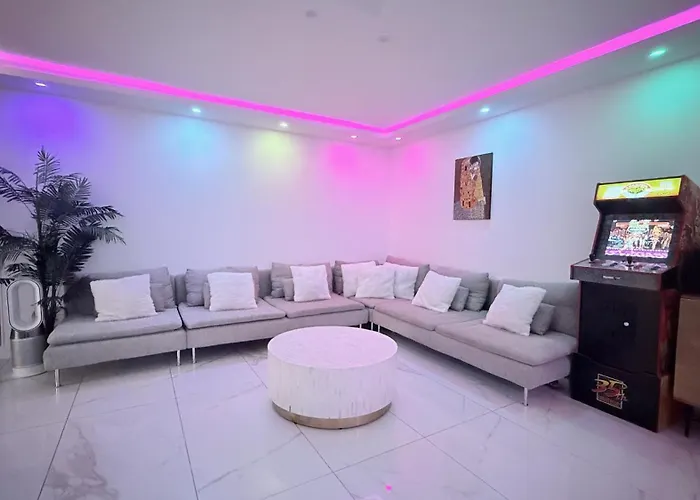 Beautiful Two Bedroom In With Parking *