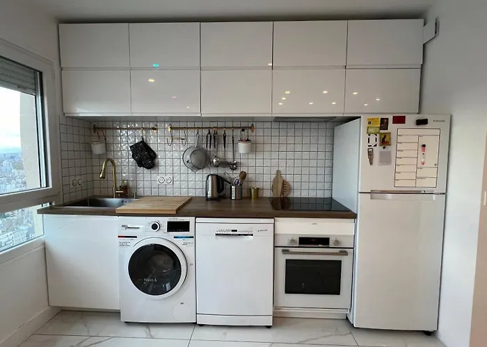 Apartment Beautiful Two Bedroom In With Parking *