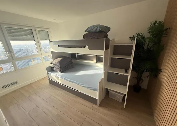 Beautiful Two Bedroom In With Parking Apartment *
